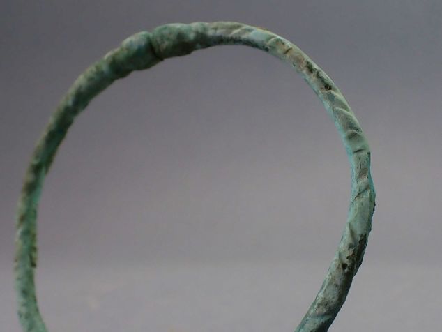 Bronzový kruhový šperk